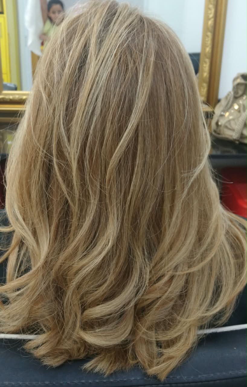 morena iluminada com mechas no Cerqueira César — resultado na Lylla Espaço de Beleza